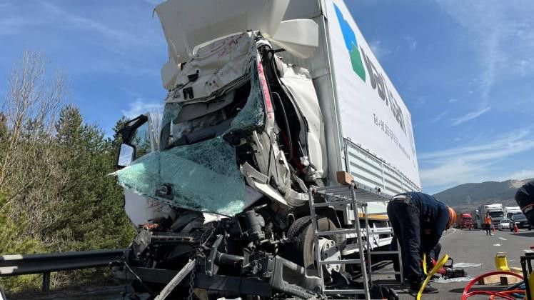 OTOYOLDA FECİ KAZA... KAMYON KAĞIT GİBİ EZİLDİ...1 YARALI