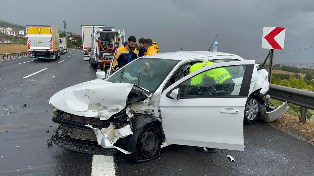 OTOYOLDA ZİNCİRLEME KAZA: 3 YARALI