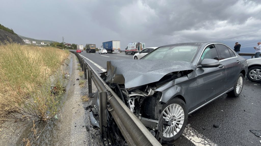 OTOYOLDA ZİNCİRLEME KAZA: 3 YARALI