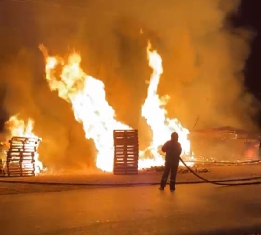PALET FABRİKASINDA ÇIKAN  YANGININ ALEVLERİ GECEYİ AYDINLATTI