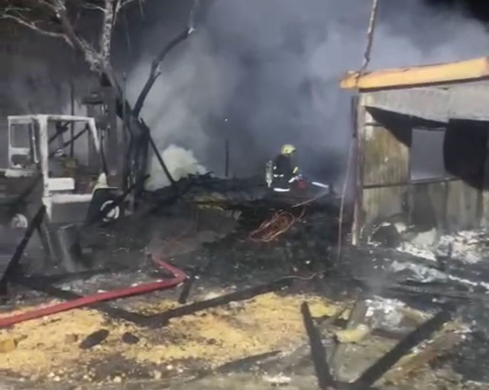 PALET FABRİKASINDA ÇIKAN  YANGININ ALEVLERİ GECEYİ AYDINLATTI