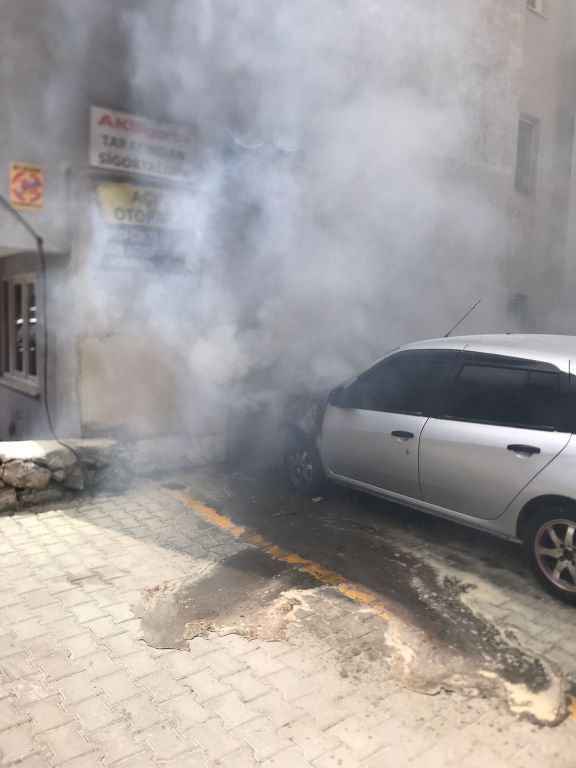 PARK HALİNDEKİ OTOMOBİL ALEV ALEV YANDI
