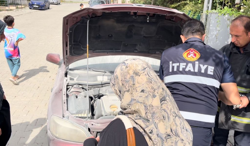 PARK HALİNDEKİ OTOMOBİLDEN DUMANLAR YÜKSELDİ