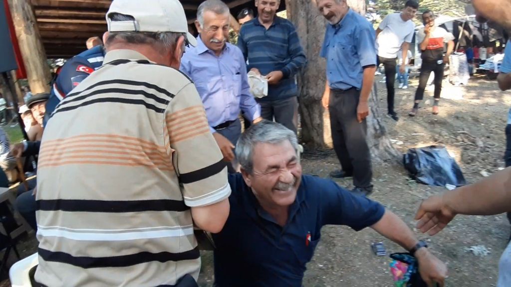 PEHLİVANIN İŞ KAZASI RAKİBİ YERİNE VATANDAŞI YERE SERDİ