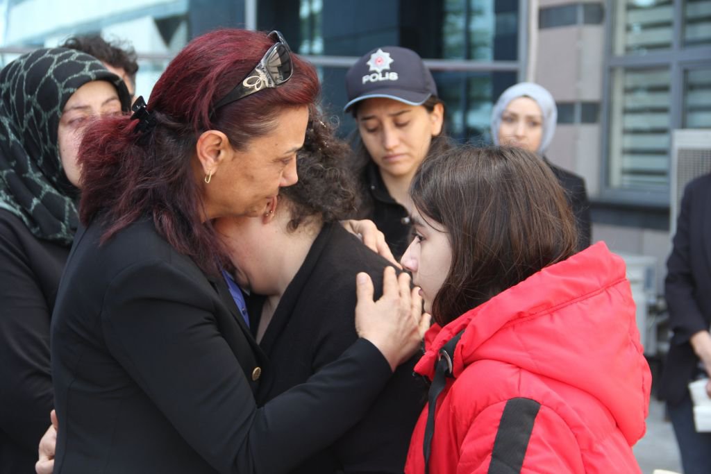 POLİS MEMURU SEVENLERİNİ YASA BOĞDU