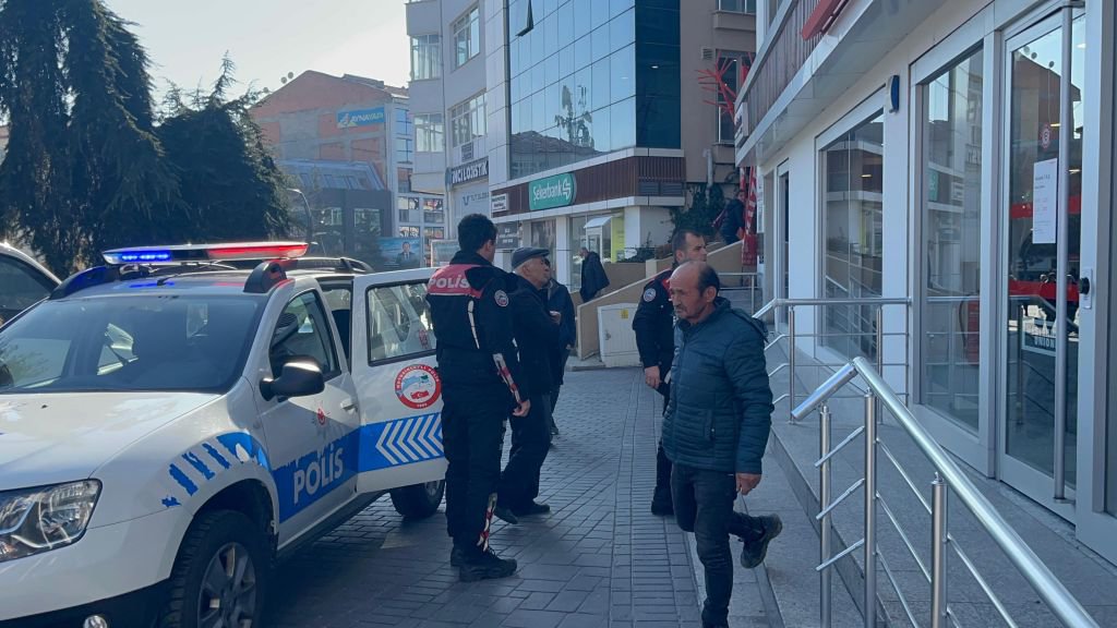 SAHTE ASKERE İNANDI PARASINDAN OLDU... POLİS BANKADA BULDU