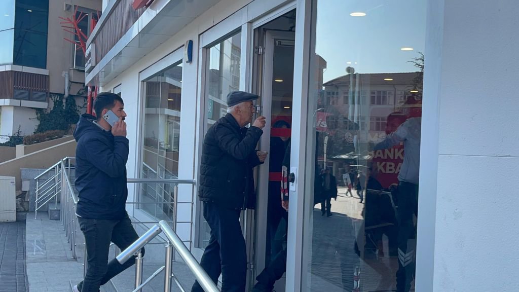 SAHTE ASKERE İNANDI PARASINDAN OLDU... POLİS BANKADA BULDU