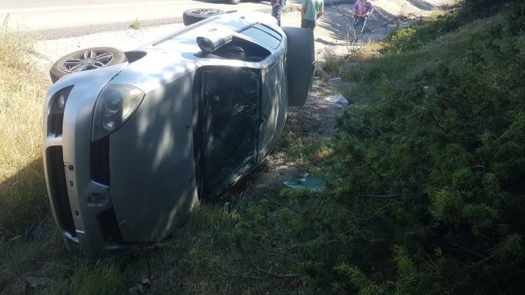 SEYİR HALİNDEKİ OTOMOBİL TAKLA  ATTI: 2 YARALI