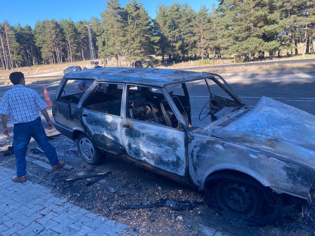 SEYİR HALİNDEYKEN YANMAYA BAŞLAYAN OTOMOBİL HURDAYA DÖNDÜ