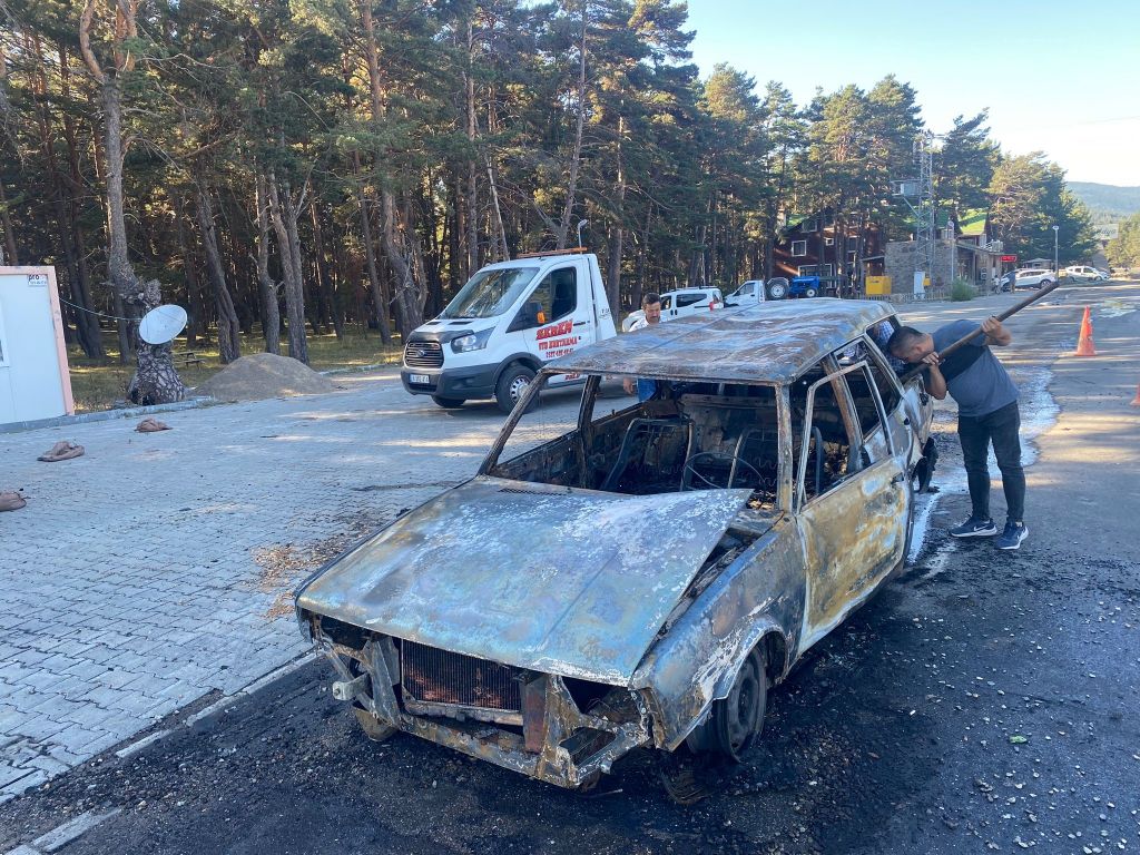 SEYİR HALİNDEYKEN YANMAYA BAŞLAYAN OTOMOBİL HURDAYA DÖNDÜ