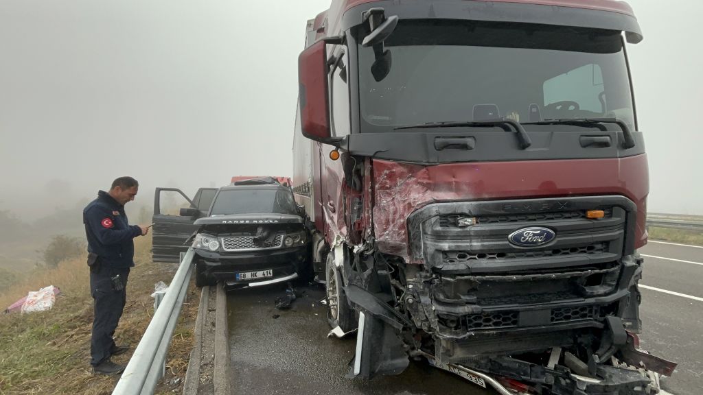 SİSTEN GÖRMEDİ, LÜKS CİP METRELERCE SÜRÜKLENDİ: 3 YARALI