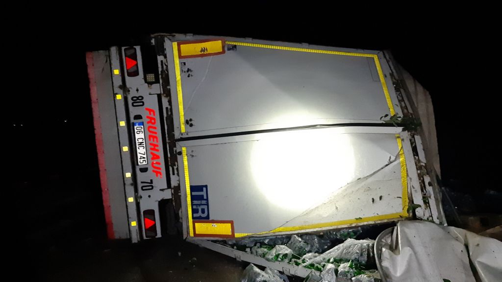 SODA YÜKLÜ TIR DEVRİLDİ: SÜRÜCÜNÜN BURNU BİLE KANAMADI