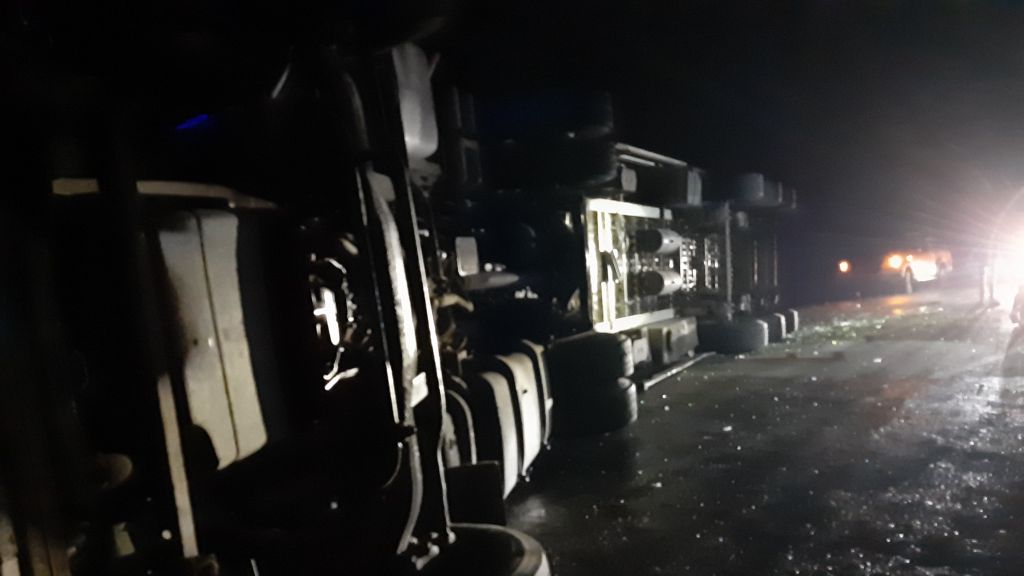 SODA YÜKLÜ TIR DEVRİLDİ: SÜRÜCÜNÜN BURNU BİLE KANAMADI