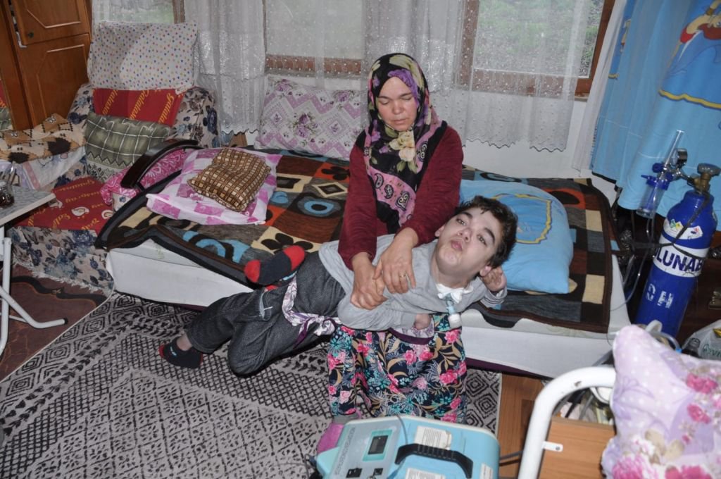 SOYADI GİBİ KAHRAMAN