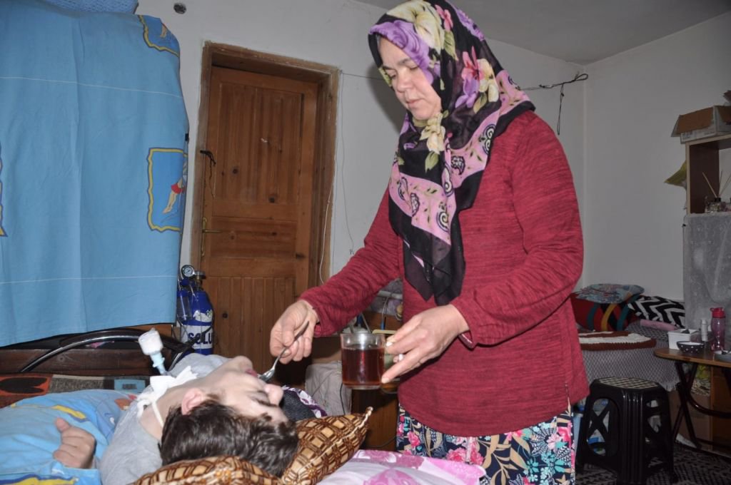 SOYADI GİBİ KAHRAMAN