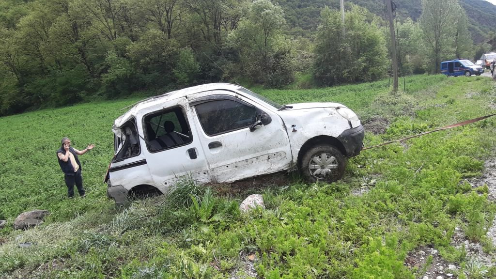 TAKLA  ATAN ARAÇTAN YARA ALMADAN KURTULDULAR