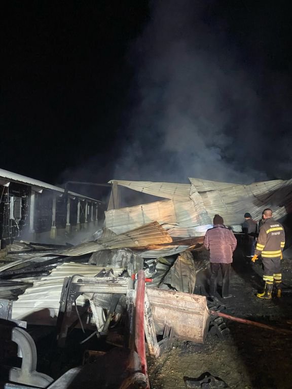 TAVUK ÇİFTLİĞİ ALEVLERE TESLİM OLDU