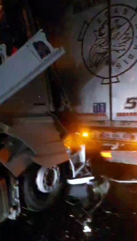 TEK ŞERİTTE ZİNCİRLEME KAZA... TAM 6 SAAT TRAFİK KİTLENDİ...