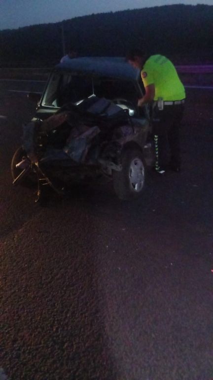 TEM'DE BARİYERLERE ÇARPAN OTOMOBİL HURDAYA DÖNDÜ: 1 YARALI