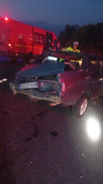 TEM'DE BARİYERLERE ÇARPAN OTOMOBİL HURDAYA DÖNDÜ: 1 YARALI