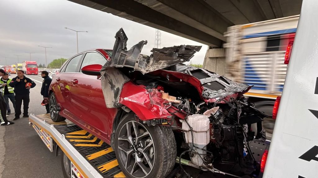 TEM’DE OTOMOBİL TIRA ARKADAN ÇARPTI: 4 YARALI