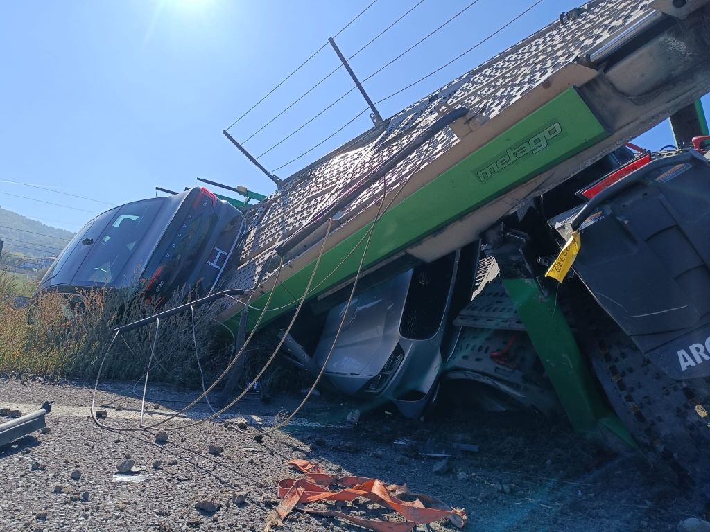 TIR KONTROLDEN ÇIKTI, LÜKS ARAÇLAR HURDAYA DÖNDÜ