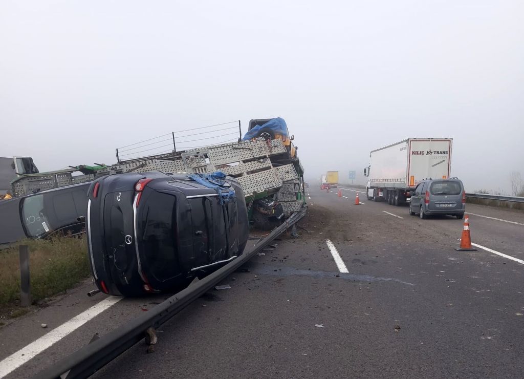 TIR KONTROLDEN ÇIKTI, LÜKS ARAÇLAR HURDAYA DÖNDÜ