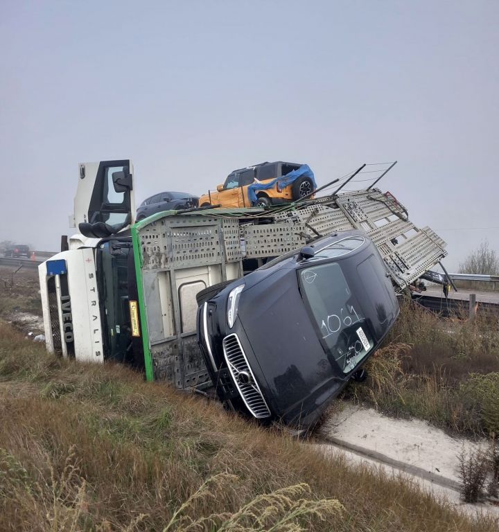 TIR KONTROLDEN ÇIKTI, LÜKS ARAÇLAR HURDAYA DÖNDÜ