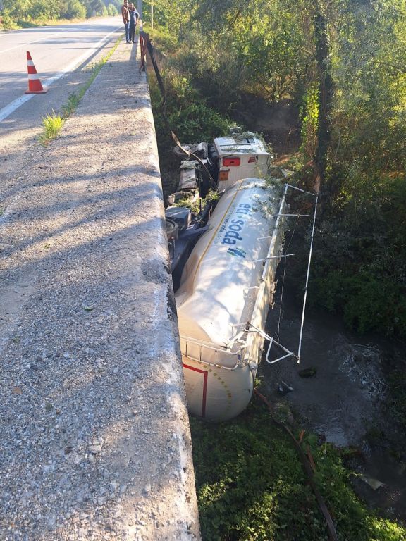 TIR UÇURUMA YUVARLANDI: 1 YARALI