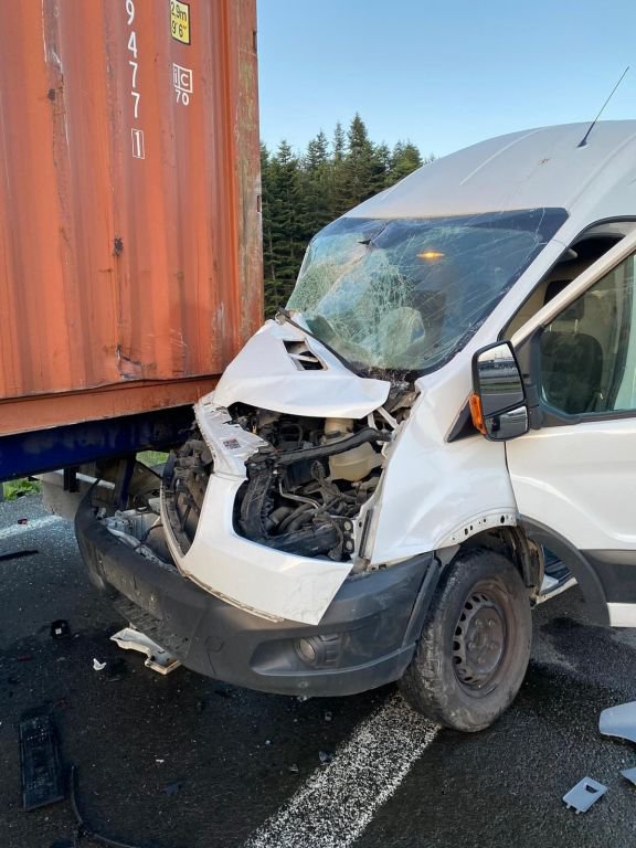 TIRA ÇARPAN PANELVAN HURDAYA DÖNDÜ: 1 YARALI