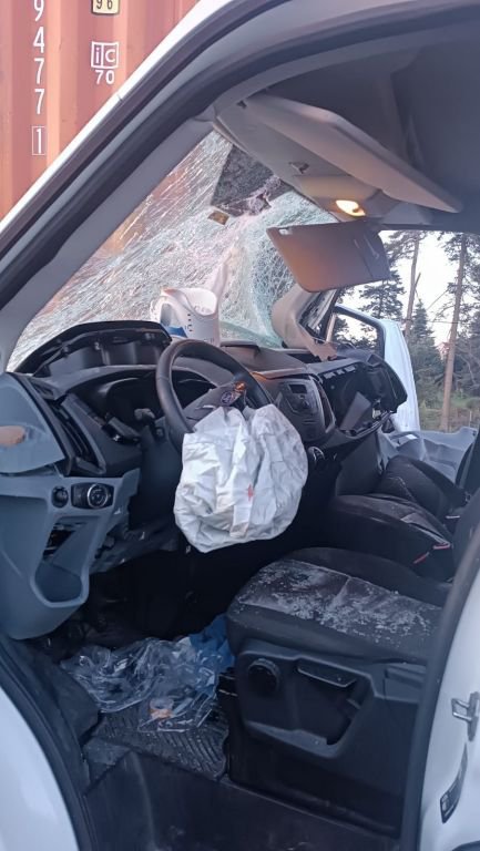 TIRA ÇARPAN PANELVAN HURDAYA DÖNDÜ: 1 YARALI