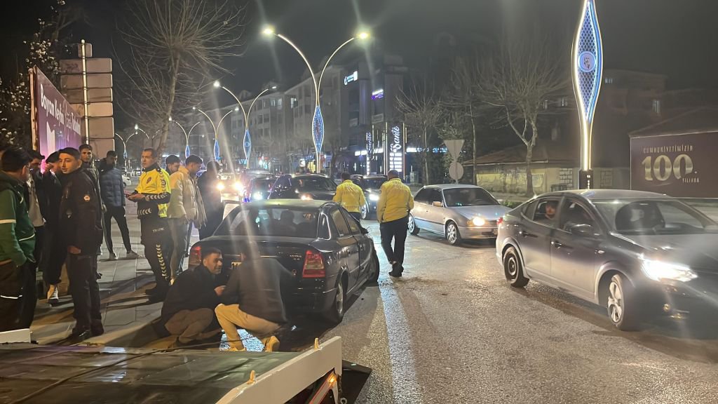 TRAFİĞİ BİRBİRİNE KATTI... KAÇTIĞI KAZA YERİNE GERİ GELDİ