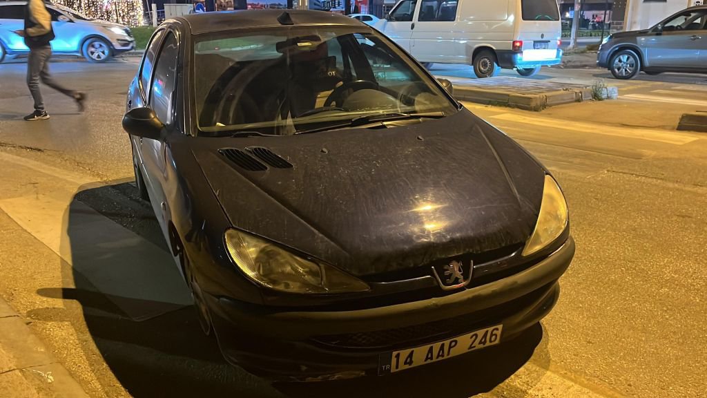 TRAFİĞİ BİRBİRİNE KATTI... KAÇTIĞI KAZA YERİNE GERİ GELDİ