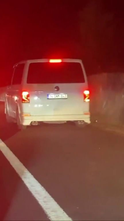 TRAFİK ÇİLESİNDE UYANIK SÜRÜCÜLER VATANDAŞIN TEPKİSİNE NEDEN OLDU