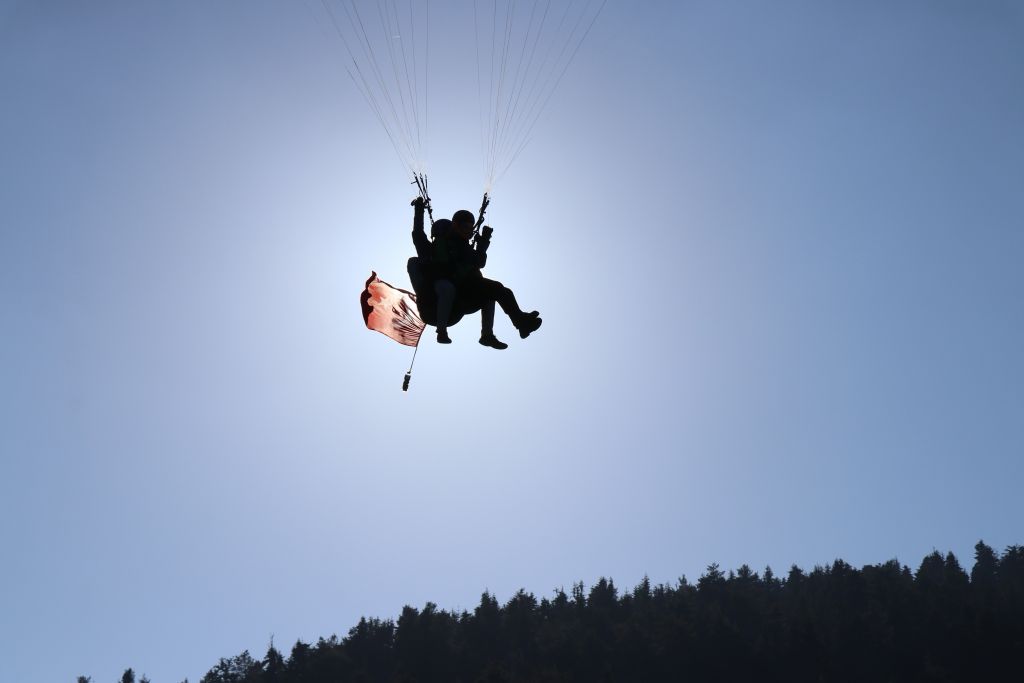 TÜRK BAYRAKLARIYLA DAĞIN ZİRVESİNDEN UÇTULAR