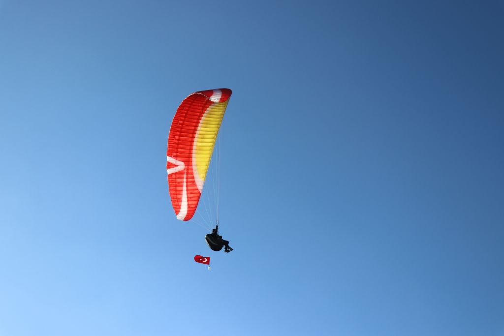 TÜRK BAYRAKLARIYLA DAĞIN ZİRVESİNDEN UÇTULAR