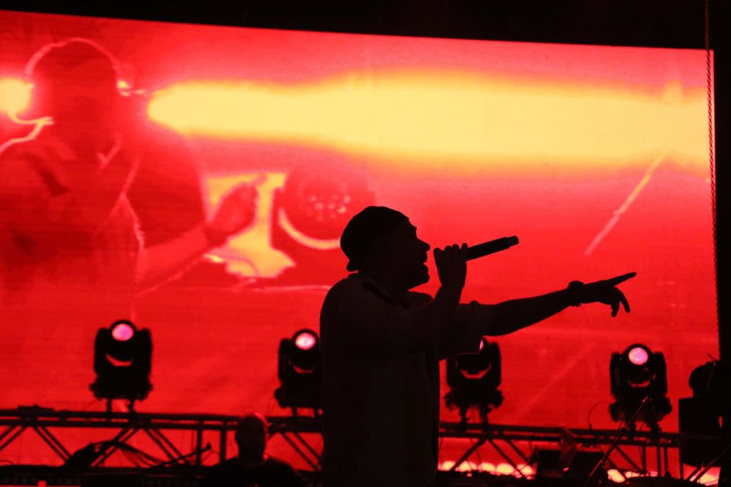 ÜNLÜ RAPÇİ CEZA'DAN MUHTEŞEM KONSER... BOLULU GENÇLER ALANI DOLDURDU