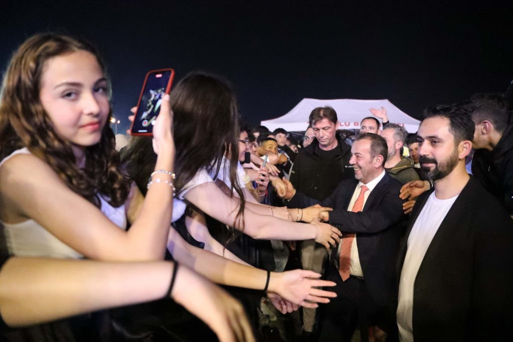 ÜNLÜ RAPÇİ CEZA'DAN MUHTEŞEM KONSER... BOLULU GENÇLER ALANI DOLDURDU