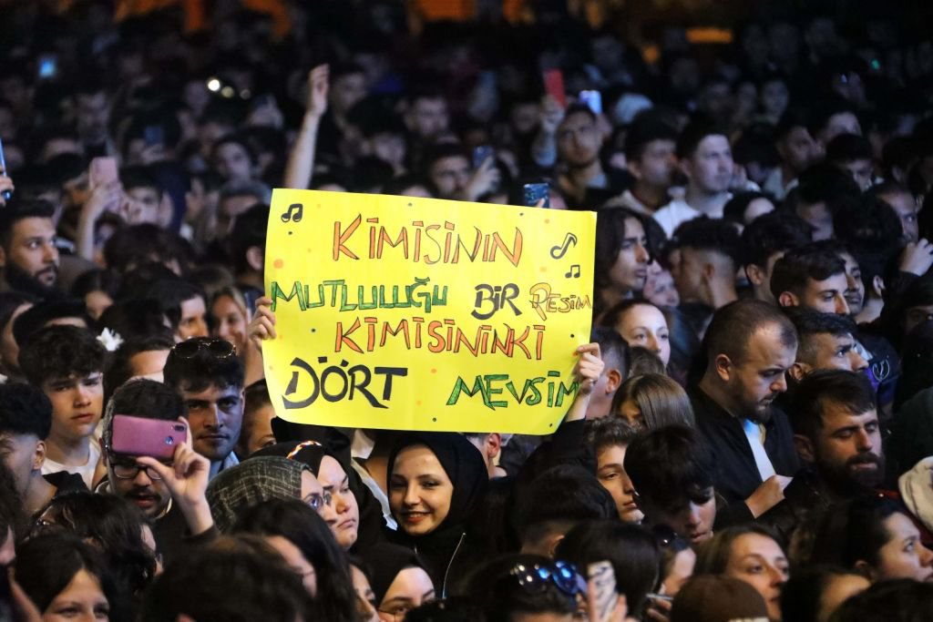 ÜNLÜ RAPÇİ CEZA'DAN MUHTEŞEM KONSER... BOLULU GENÇLER ALANI DOLDURDU