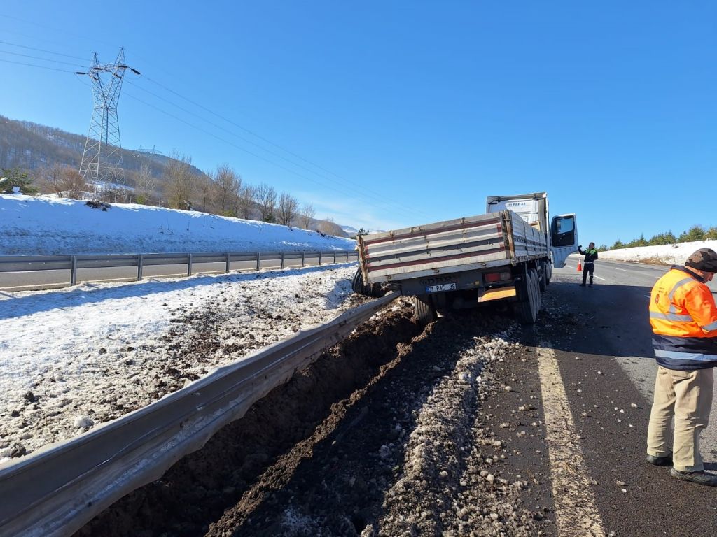 UYUDUĞU İDDİA EDİLEN TIR ŞOFÖRÜ OTOYOLDA BARİYERLERE ÇARPTI