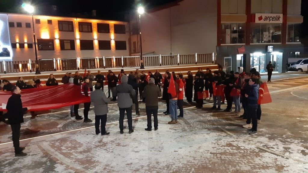 VATANDAŞLAR ŞEHİTLER İÇİN YÜRÜDÜ