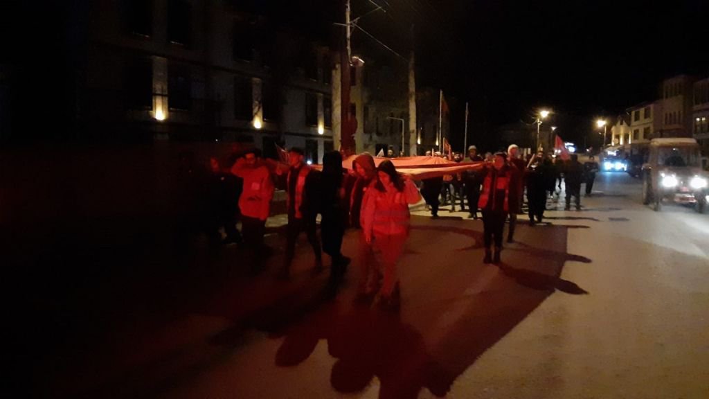 VATANDAŞLAR ŞEHİTLER İÇİN YÜRÜDÜ