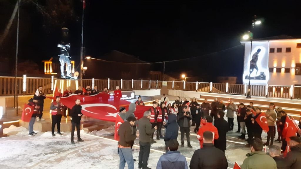 VATANDAŞLAR ŞEHİTLER İÇİN YÜRÜDÜ