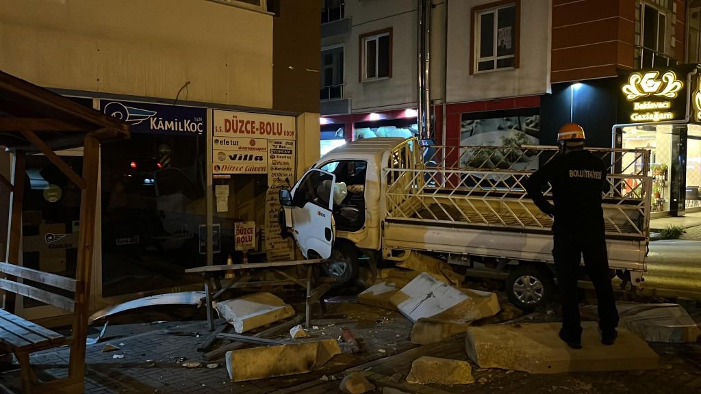 VİRAJI ALAMAYAN KAMYONET DÜKKANLARA DALDI