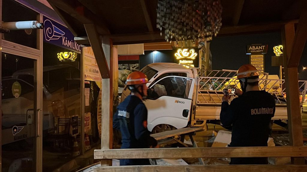 VİRAJI ALAMAYAN KAMYONET DÜKKANLARA DALDI