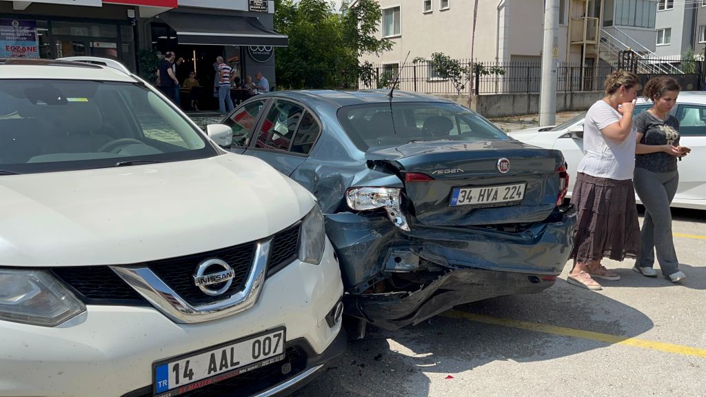 YAĞIŞLI HAVADA PARK HALİNDEKİ 4 ARACA ÇARPTI: 1 YARALI