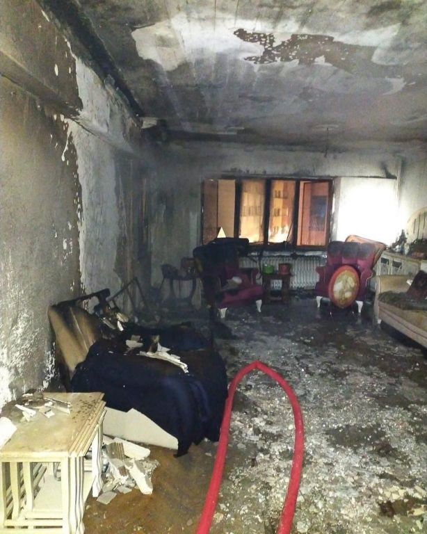 YANGIN ÇIKAN EVDE EŞYALAR KÜLE DÖNDÜ