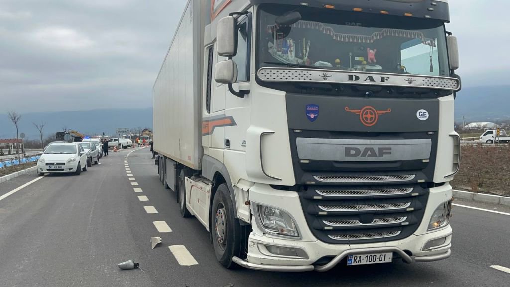 YENİ ÇEVRE YOLUNDA OTOMOBİL İLE TIR ÇARPIŞTI "TIR SÜRÜCÜSÜ ÇOK HIZLIYDI"
