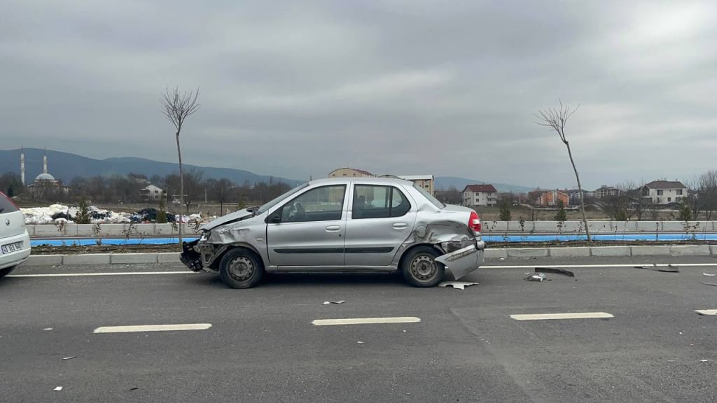 YENİ ÇEVRE YOLUNDA OTOMOBİL İLE TIR ÇARPIŞTI "TIR SÜRÜCÜSÜ ÇOK HIZLIYDI"
