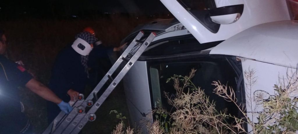 YOLDAN ÇIKAN OTOMOBİL DEVRİLDİ: 3 YARALI